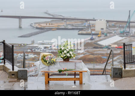 Miyagi. Mar 11, 2019. Photo prise le 11 mars 2019, montre les fleurs avec lesquelles les citoyens le deuil des victimes de la 2011 tremblement de terre et tsunami dans la ville d'Ishinomaki, préfecture de Miyagi au Japon. Des cérémonies ont été organisées à travers le Japon le lundi pour marquer le 8e anniversaire d'un puissant tremblement de terre-tsunami déclenché, qui détruit de vastes étendues de la côte nord-est et a déclenché la pire crise nucléaire depuis la catastrophe de Tchernobyl de 1986. Credit : Ma Caoran/Xinhua/Alamy Live News Banque D'Images