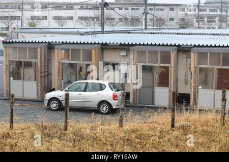 Miyagi. Mar 11, 2019. Photo prise le 11 mars 2019 montre un abri temporaire construite après le séisme et le tsunami de 2011 de la ville d'Ishinomaki dans la préfecture de Miyagi, au Japon. Des cérémonies ont été organisées à travers le Japon le lundi pour marquer le 8e anniversaire d'un puissant tremblement de terre-tsunami déclenché, qui détruit de vastes étendues de la côte nord-est et a déclenché la pire crise nucléaire depuis la catastrophe de Tchernobyl de 1986. Credit : Ma Caoran/Xinhua/Alamy Live News Banque D'Images