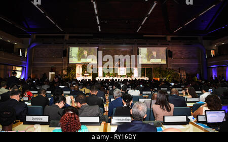 (190311) -- NAIROBI, 11 mars 2019 (Xinhua) -- Photo prise le 11 mars 2019 affiche de la cérémonie d'ouverture de la quatrième session de l'Assemblée générale des Nations Unies pour l'environnement (UNEA) à Nairobi, au Kenya. UNEA ouvrir à Nairobi lundi avec un appel à l'adoption de technologies et innovations pour booster la croissance verte et inclusive. Plus de 4 700 délégués, y compris les présidents, ministres, chefs d'entreprise, des scientifiques et des innovateurs, assistera au rassemblement qui est prévu d'adopter des résolutions qui vous aidera à brûler les sociétés à un avenir plus durable. (Xinhua/Li Yan) Banque D'Images