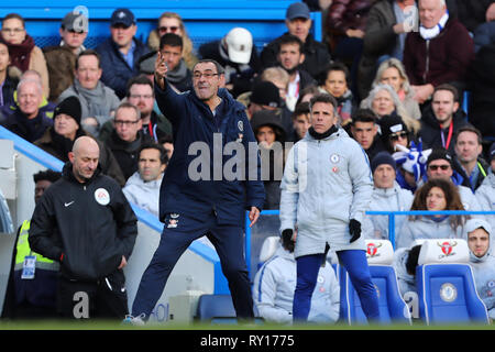 Londres, Royaume-Uni. Mar 10, 2019. Manager de Chelsea, Maurizio Sarri et assistant, Gianfranco Zola - Wolverhampton Wanderers v Chelsea, Premier League, Stamford Bridge, Londres - 10 mars 2019 Editorial N'utilisez que des restrictions s'appliquent - DataCo Crédit : journée limitée/Alamy Images Live News Banque D'Images