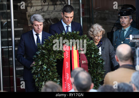 Madrid, Espagne. Mar 11, 2019. Madrid, Espagne. Mar 11, 2019. Angel Garrido(R), Pedro Sanchez(L) et Manuela Carmena(C) sont vus maintenant l'offre de fleurs pendant l'hommage aux victimes de l'attaque de 11m. Credit : Jésus Encarna SOPA/Images/ZUMA/Alamy Fil Live News Crédit : ZUMA Press, Inc./Alamy Live News Banque D'Images