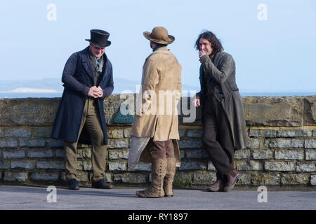 Lyme Regis, dans le Dorset, UK. 11 mars 2019. Le tournage d'ammonite commence aujourd'hui à Lyme Regis dans le Dorset sur le fossile hunter Mary Anning avec Kate Winslet, Saoirse Ronan et Fiona Shaw. Extras portant costume d'attente d'être appelé. 11 mars 2019 - crédit Image : Graham Hunt/Alamy Live News Banque D'Images