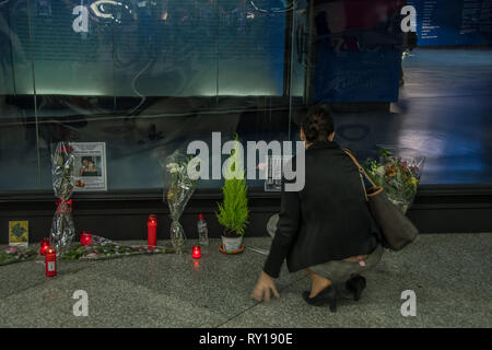 Madrid, Espagne. Mar 11, 2019. La couronne de fleurs couronne dans le mausolée place comme un hommage de ceux qui sont touchés par l'attaque terroriste en 2004. Hommage aux victimes du terrorisme 11 atack 2004, la station de train Atocha Madrid Espagne Credit : Alberto Ramírez Sibaja/Alamy Live News Banque D'Images