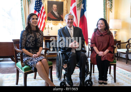 Marie, princesse de Danemark, à gauche, des visites avec le gouverneur du Texas, Greg Abbott, centre, et épouse Cecilia pendant un arrêt à la maison du gouverneur du Texas à Austin. La princesse est sur trois jours de Texas swing qui comprend des apparitions au SXSW d'Austin Conférence. Banque D'Images