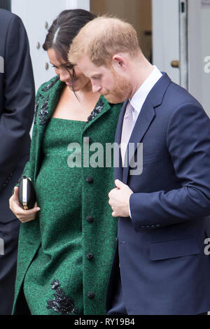 Londres, Royaume-Uni - 11 Mars : Meghan Markle et le prince Harry recevoir des fleurs après avoir quitté la Maison du Canada à Londres, Royaume-Uni : M. Crédit Pics/Alamy Live News Banque D'Images