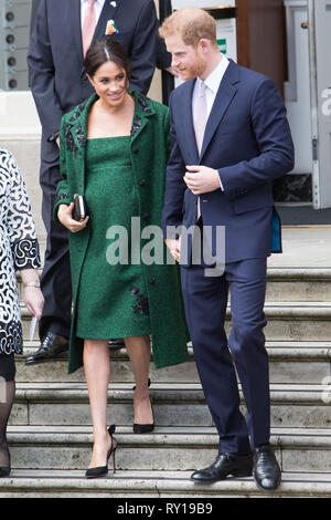 Londres, Royaume-Uni - 11 Mars : Meghan Markle et le prince Harry recevoir des fleurs après avoir quitté la Maison du Canada à Londres, Royaume-Uni : M. Crédit Pics/Alamy Live News Banque D'Images