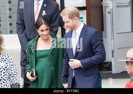 Londres, Royaume-Uni - 11 Mars : Meghan Markle et le prince Harry recevoir des fleurs après avoir quitté la Maison du Canada à Londres, Royaume-Uni : M. Crédit Pics/Alamy Live News Banque D'Images