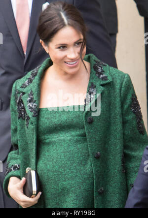 Londres, Royaume-Uni - 11 Mars : Meghan Markle et le prince Harry recevoir des fleurs après avoir quitté la Maison du Canada à Londres, Royaume-Uni : M. Crédit Pics/Alamy Live News Banque D'Images