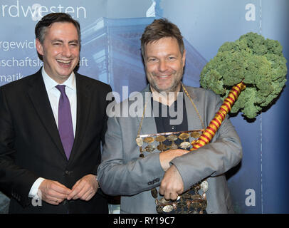 Berlin, Allemagne. Mar 11, 2019. Robert Habeck (r), Président fédéral de Bündnis 90/Die Grünen, est choisie comme nouveau kale majesté lors de la 62ème session de l'Oldenburg et Grünkohlessen est à côté de l'ancien titulaire David McAllister (CDU), ancien Premier ministre de Basse-Saxe. Credit : Soeren Stache/dpa/Alamy Live News Banque D'Images