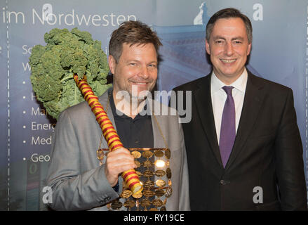 Berlin, Allemagne. Mar 11, 2019. Robert Habeck (l), Président fédéral de Bündnis 90/Die Grünen, est choisie comme nouveau kale majesté lors de la 62ème session de l'Oldenburg et Grünkohlessen est à côté de l'ancien titulaire David McAllister (CDU), ancien Premier ministre de Basse-Saxe. Credit : Soeren Stache/dpa/Alamy Live News Banque D'Images