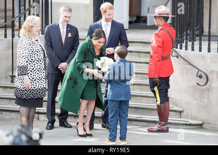 Londres, Royaume-Uni - 11 Mars : Meghan Markle et le prince Harry recevoir des fleurs après avoir quitté la Maison du Canada à Londres, Royaume-Uni : M. Crédit Pics/Alamy Live News Banque D'Images