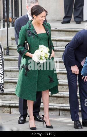 Londres, Royaume-Uni - 11 Mars : Meghan Markle et le prince Harry recevoir des fleurs après avoir quitté la Maison du Canada à Londres, Royaume-Uni : M. Crédit Pics/Alamy Live News Banque D'Images