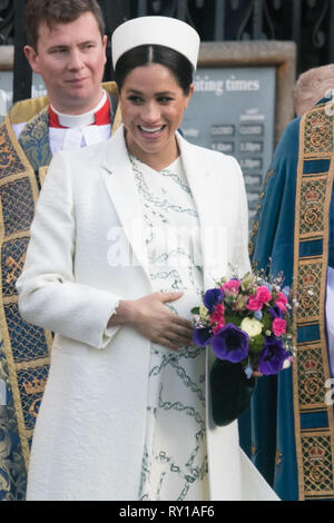 Londres, Royaume-Uni. 11 mars, 2019. En gestation, SAR Meghan, duchesse de Sussex, tient son bébé bosse comme elle quitte l'abbaye de Westminster après un service pour le Jour du Commonwealth Crédit : Chris Aubrey/Alamy Live News Banque D'Images