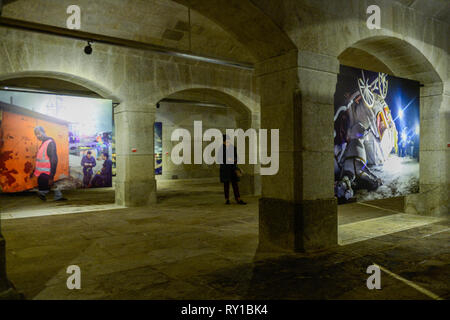 Un visiteur a vu marcher par Dismaland Banksy's et d'autres personnes exposition au centre des congrès d'Alfandega. L'exposition, inclut des images prises par Barry Cawston du projet Dismaland (2015), le célèbre parc à thème créé par Banksy, intégrer d'autres ouvrages l'identification de l'artiste comme "isolée" de l'hôtel (2017) ou 'Lanceur' fleurs (2005), l'une de ses oeuvres les plus connues. En dehors d'images Barry, l'exposition intègre également une série d'œuvres de jeunes artistes portugais, en servant de plateforme de lancement pour les nouveaux noms dans l'univers de l'art urbain Banque D'Images