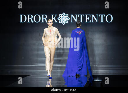 Tel Aviv, Israël. Mar 11, 2019. Présenter des modèles de créations de Dror Kontento durant 2019 Fashion Week à Tel Aviv Tel Aviv, Israël, le 11 mars 2019. Credit : Guo Yu/Xinhua/Alamy Live News Banque D'Images