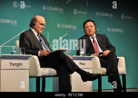 (190312) -- HOUSTON, 12 mars 2019 (Xinhua) -- Hou Qijun (R), vice-président de la China National Petroleum Corporation, assiste au dialogue spécial sur la Chine au cours de la 38e CERAWeek à Houston, Texas, États-Unis, le 11 mars 2019. L'industrie du pétrole et du gaz en Chine et les États-Unis sont gratuits, Hou a dit ici le lundi. La 38e est un CERAWeek énergie annuelle réunion tenue par l'information, basé à Londres, société IHS Markit avec la participation d'éminents conférenciers de l'énergie, la technologie et les secteurs financiers. La réunion de cette année a réuni plus de 4 500 personnes de plus de 70 c Banque D'Images