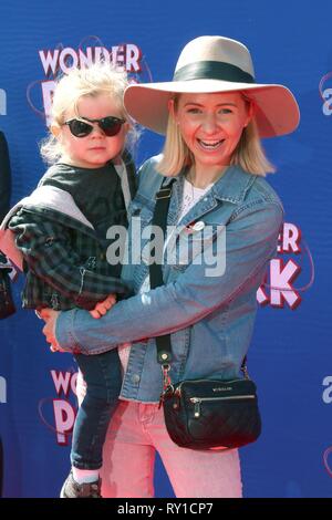 Los Angeles, CA, USA. Mar 10, 2019. Hutton Michael Cameron, Beverley Mitchell aux arrivées de WONDER PARK Premiere, Regency Village Theatre - Westwood, Los Angeles, CA, 10 mars 2019. Credit : Priscilla Grant/Everett Collection/Alamy Live News Banque D'Images