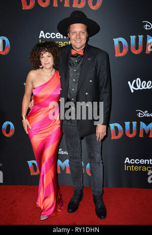 Los Angeles, USA. Mar 11, 2019. LOS ANGELES, CA. 11 mars 2019 : Win Butler et Régine Chassagne à la première mondiale de 'Dumbo' au El Capitan Theatre. Photo Credit : Paul Smith/Alamy Live News Banque D'Images