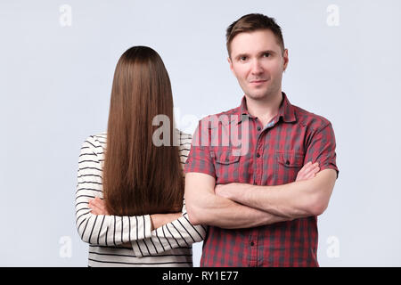 Jour aveugle concept. Jeune couple standing at studio. Banque D'Images