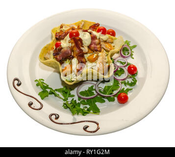 La plaque avec un délicieux frais salade César, joliment décorées - isolated on white Banque D'Images