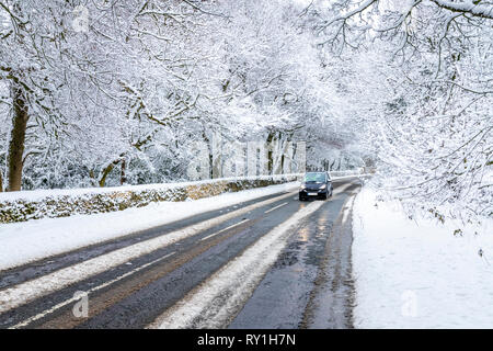 Le B4058 après de fortes chutes de neige au-dessus de Wotton under Edge, Gloucestershire UK Banque D'Images