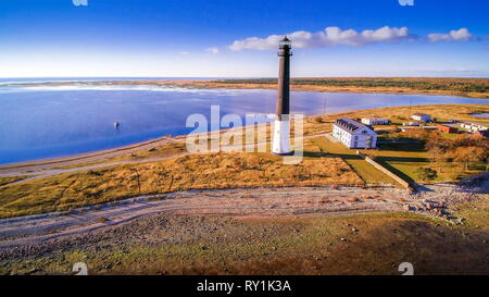 L'Sorve phare sur le rivage de la mer. Le phare actuel est une tour en béton de forme cylindrique qui a été construit pour remplacer un en bois temporaire Banque D'Images