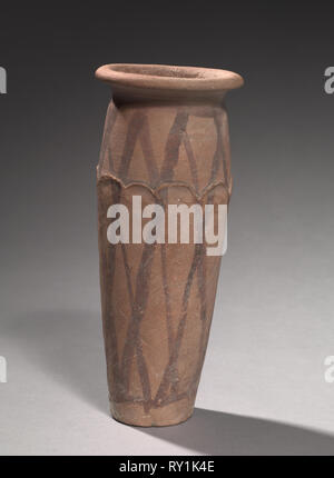 Wavy-Lined Jar, 4000-3000 BC. L'Egypte, la fin de période prédynastique, Naqada IIIa2 (0) La dynastie. Poterie argile marneux ; diamètre : 10,1 cm (4 in.) ; diamètre de bouche : 7,5 cm (2 15/16 po) ; total : 26,8 cm (10 9/16 in Banque D'Images