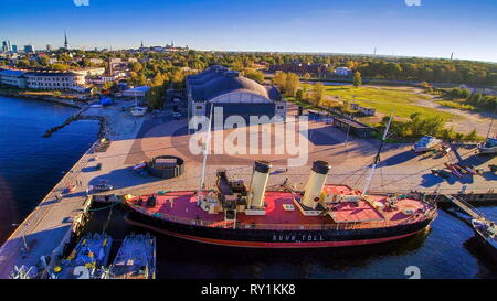 Suur le navire sans frais la station d'seaplane harbour aux côtés des autres navires de la mer et des navires dans le musée maritime de Kopli Estonie Banque D'Images