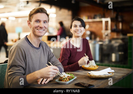 Les clients dans le restaurant chinois Banque D'Images