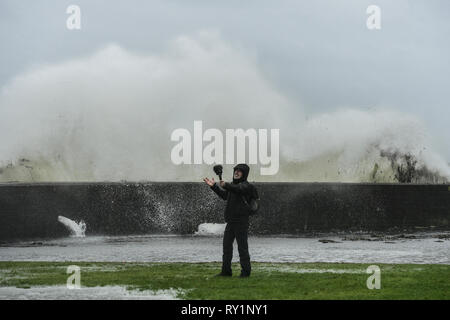 Robert Youtuber John Kerr de Huddersfield films pour son canal sur les phénomènes météorologiques comme les grands vents de tempête Erik apporter jusqu'à 70 mi/h, et la pluie à l'Écosse en tant que ville écossaise Troon embrasse. Avec : Robert John Kerr Où : Troon, Royaume-Uni Quand : 08 Feb 2019 Credit : Euan Cherry/WENN Banque D'Images