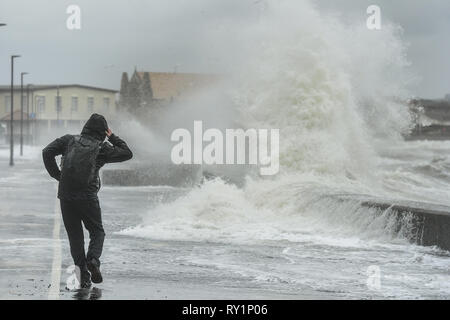 Robert Youtuber John Kerr de Huddersfield films pour son canal sur les phénomènes météorologiques comme les grands vents de tempête Erik apporter jusqu'à 70 mi/h, et la pluie à l'Écosse en tant que ville écossaise Troon embrasse. Avec : Robert John Kerr Où : Troon, Royaume-Uni Quand : 08 Feb 2019 Credit : Euan Cherry/WENN Banque D'Images