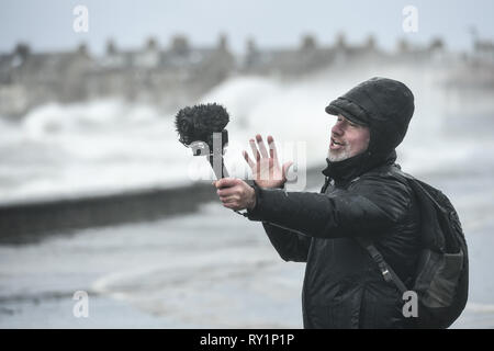 Robert Youtuber John Kerr de Huddersfield films pour son canal sur les phénomènes météorologiques comme les grands vents de tempête Erik apporter jusqu'à 70 mi/h, et la pluie à l'Écosse en tant que ville écossaise Troon embrasse. Avec : Robert John Kerr Où : Troon, Royaume-Uni Quand : 08 Feb 2019 Credit : Euan Cherry/WENN Banque D'Images