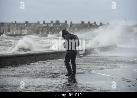 Robert Youtuber John Kerr de Huddersfield films pour son canal sur les phénomènes météorologiques comme les grands vents de tempête Erik apporter jusqu'à 70 mi/h, et la pluie à l'Écosse en tant que ville écossaise Troon embrasse. Avec : Robert John Kerr Où : Troon, Royaume-Uni Quand : 08 Feb 2019 Credit : Euan Cherry/WENN Banque D'Images