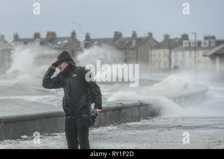 Robert Youtuber John Kerr de Huddersfield films pour son canal sur les phénomènes météorologiques comme les grands vents de tempête Erik apporter jusqu'à 70 mi/h, et la pluie à l'Écosse en tant que ville écossaise Troon embrasse. Avec : Robert John Kerr Où : Troon, Royaume-Uni Quand : 08 Feb 2019 Credit : Euan Cherry/WENN Banque D'Images