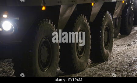 Trois gros pneus de l'armée de réservoir avec une lumière sur le côté de la mise à niveau de l'park en Estonie Banque D'Images