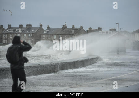 Robert Youtuber John Kerr de Huddersfield films pour son canal sur les phénomènes météorologiques comme les grands vents de tempête Erik apporter jusqu'à 70 mi/h, et la pluie à l'Écosse en tant que ville écossaise Troon embrasse. Avec : Robert John Kerr Où : Troon, Royaume-Uni Quand : 08 Feb 2019 Credit : Euan Cherry/WENN Banque D'Images