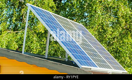 Un panneau solaire sur le chantier à l'extérieur. Panneau solaire fait référence à un groupe spécial conçu pour absorber les rayons du soleil comme source d'énergie pour produire de l'électricité ou Banque D'Images