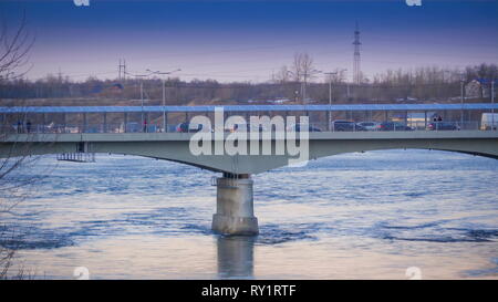 La queue des voitures sur le pont traversant la frontière russe ce pont se trouve dans la ville de Narva en Estonie Banque D'Images