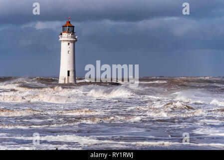 Rock Perch nouveau phare de Brighton sur un wetaher Stormy day avec des vagues. Banque D'Images