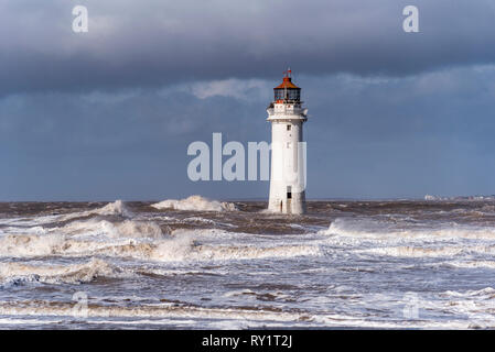 Rock Perch nouveau phare de Brighton sur un wetaher Stormy day avec des vagues. Banque D'Images