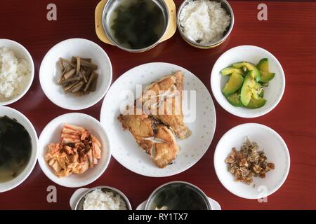 La décoration des plats traditionnels coréens sur la table Banque D'Images