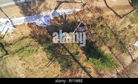 Vue de dessus de l'antenne de l'accaparement des œuvres sur pince à bois de sciage sur le terrain Banque D'Images