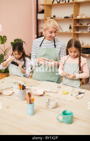 Les petites filles en atelier de poterie Banque D'Images