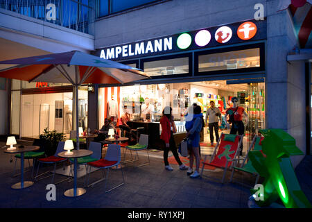 Ampelmann, Neues Kranzlereck, Kurfuerstendamm, Charlottenburg, Berlin Deutschland Banque D'Images