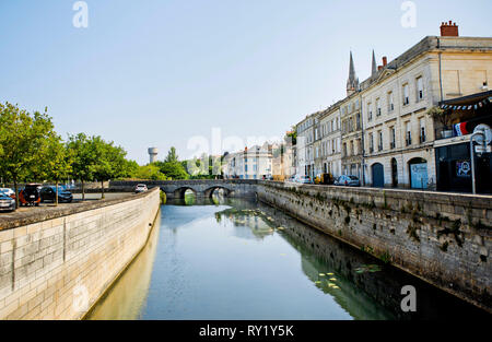 Niort (centre-ouest de la France) : façades de bâtiments le long des rives de la rivière de la Sèvre Niortaise, quai quai Cronstadt", dans le centre-ville *** Cap locale Banque D'Images