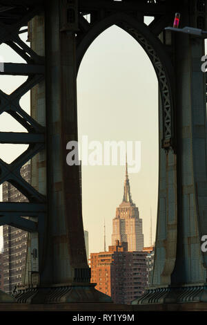 Empire State Building encadrée par le pont de Manhattan, vue de Washington Street. Dumbo. Aug, 2016. New York City, États-Unis Banque D'Images