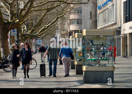 Gehweg, Shopping, Kurfuerstendamm, Charlottenburg, Berlin, Deutschland Banque D'Images