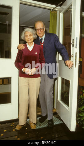 Tage Erlander ancienne Socialdemocrats Partyleader suédois et le premier ministre avec l'épouse Aina à leur départ à Bomersvik Banque D'Images