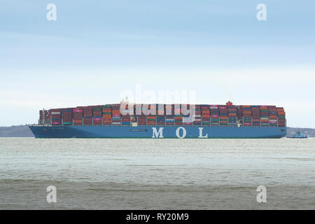 Le porte-conteneurs, MOL HOMMAGE, entre dans l'étroit chenal profond dans le Port de Southampton après un voyage de 26 jours à partir de Singapour. Banque D'Images