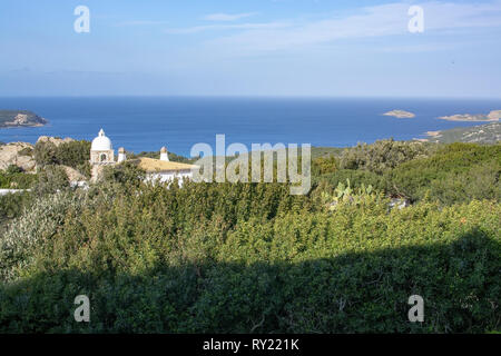 PORTO CERVO, COSTA SMERALDA, Sardaigne, Italie - 2 mars, 2019 : Paysage paysage avec vue sur la coupole du bâtiment en direction de Porto Cervo sur une journée ensoleillée sur Mars Banque D'Images